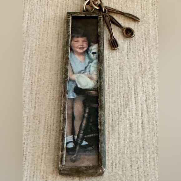 Vintage inspired long silver photo pendant. - Picture 3 of 10